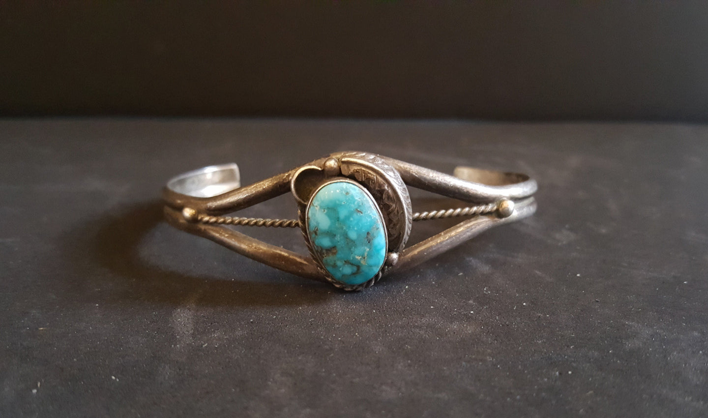 Navajo Leaf Royston turquoise sterling silver cuff bracelet - vintage