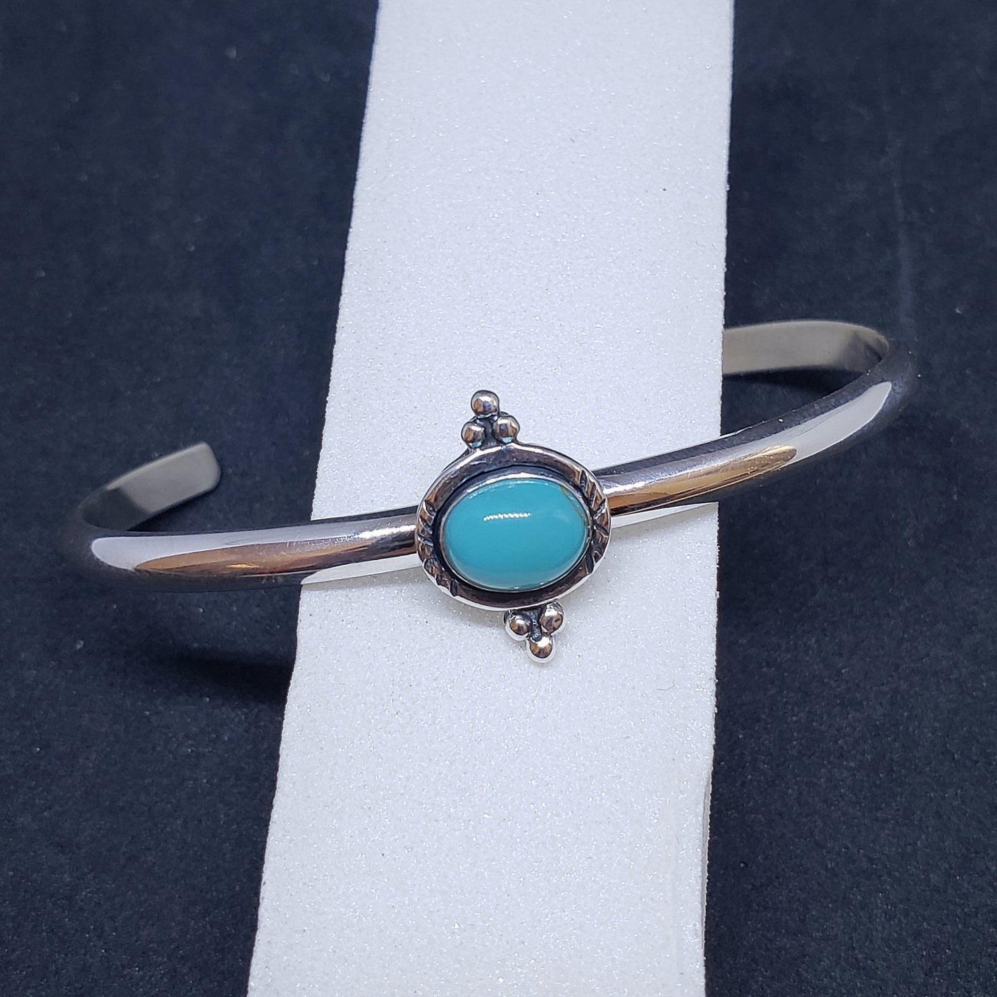 New Navajo oval 6x9mm Kingman turquoise sterling silver cuff bracelet